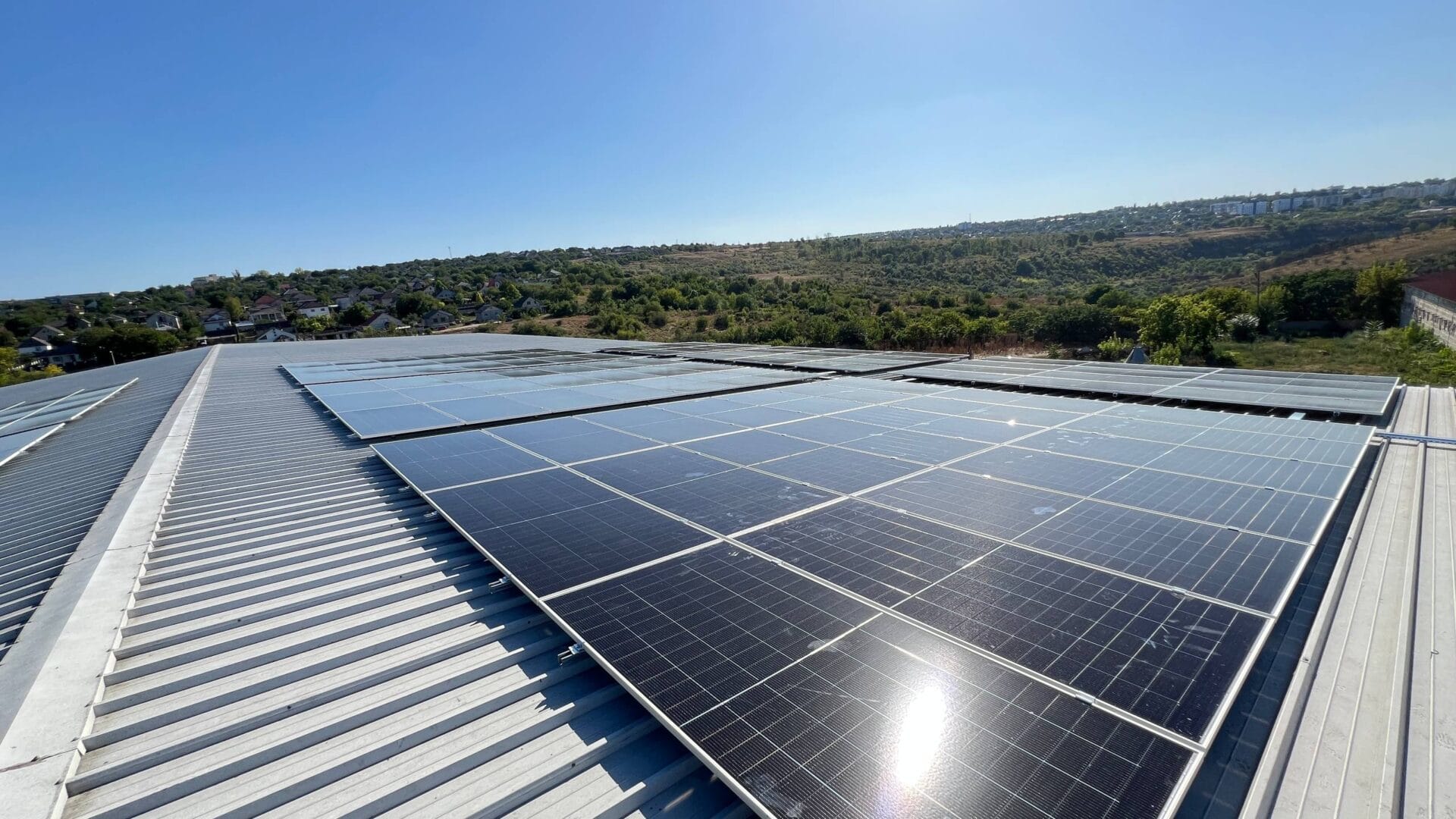 edere aeriană a stației fotovoltaice comerciale de 90 kW, proiectată și instalată de E-Prime pentru SRL Pasăre Argintie. Soluții premium de independență energetică pentru afacerile din Moldova.