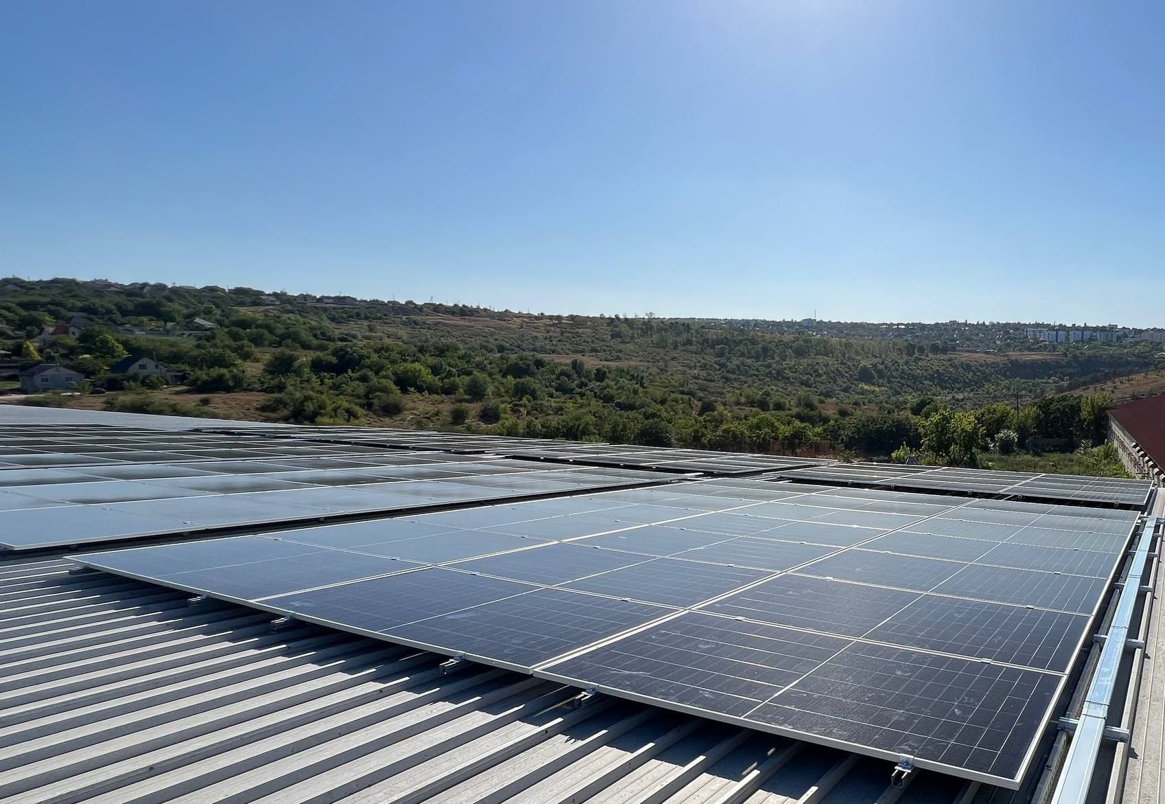 edere aeriană a stației fotovoltaice comerciale de 90 kW, proiectată și instalată de E-Prime pentru SRL Pasăre Argintie. Soluții premium de independență energetică pentru afacerile din Moldova.