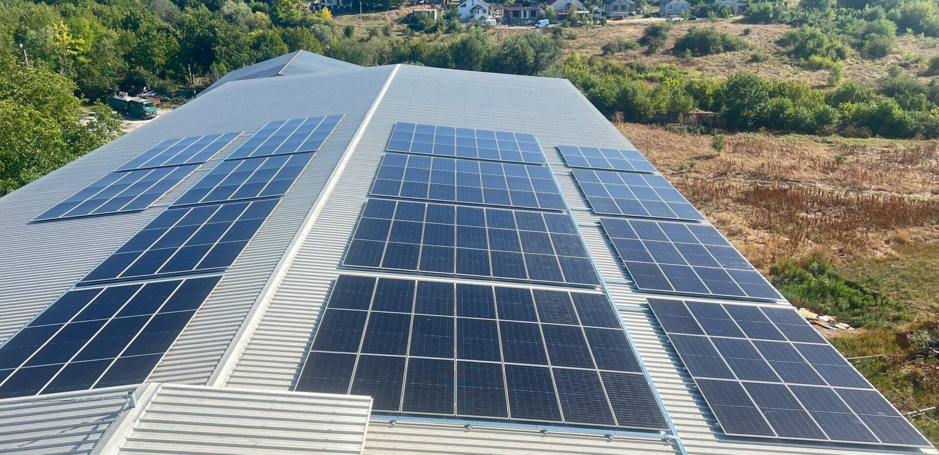 edere aeriană a stației fotovoltaice comerciale de 90 kW, proiectată și instalată de E-Prime pentru SRL Pasăre Argintie. Soluții premium de independență energetică pentru afacerile din Moldova.