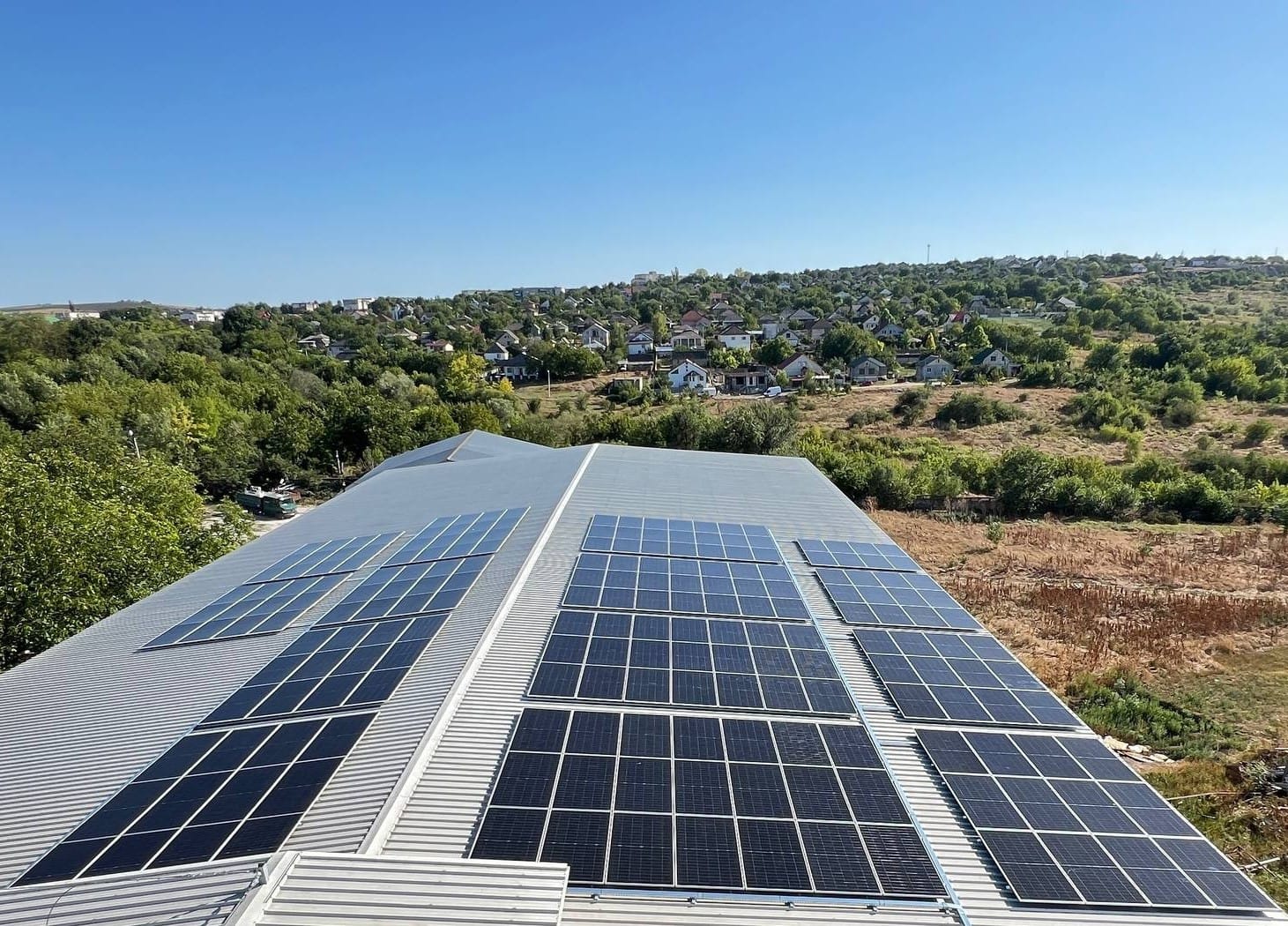 edere aeriană a stației fotovoltaice comerciale de 90 kW, proiectată și instalată de E-Prime pentru SRL Pasăre Argintie. Soluții premium de independență energetică pentru afacerile din Moldova.