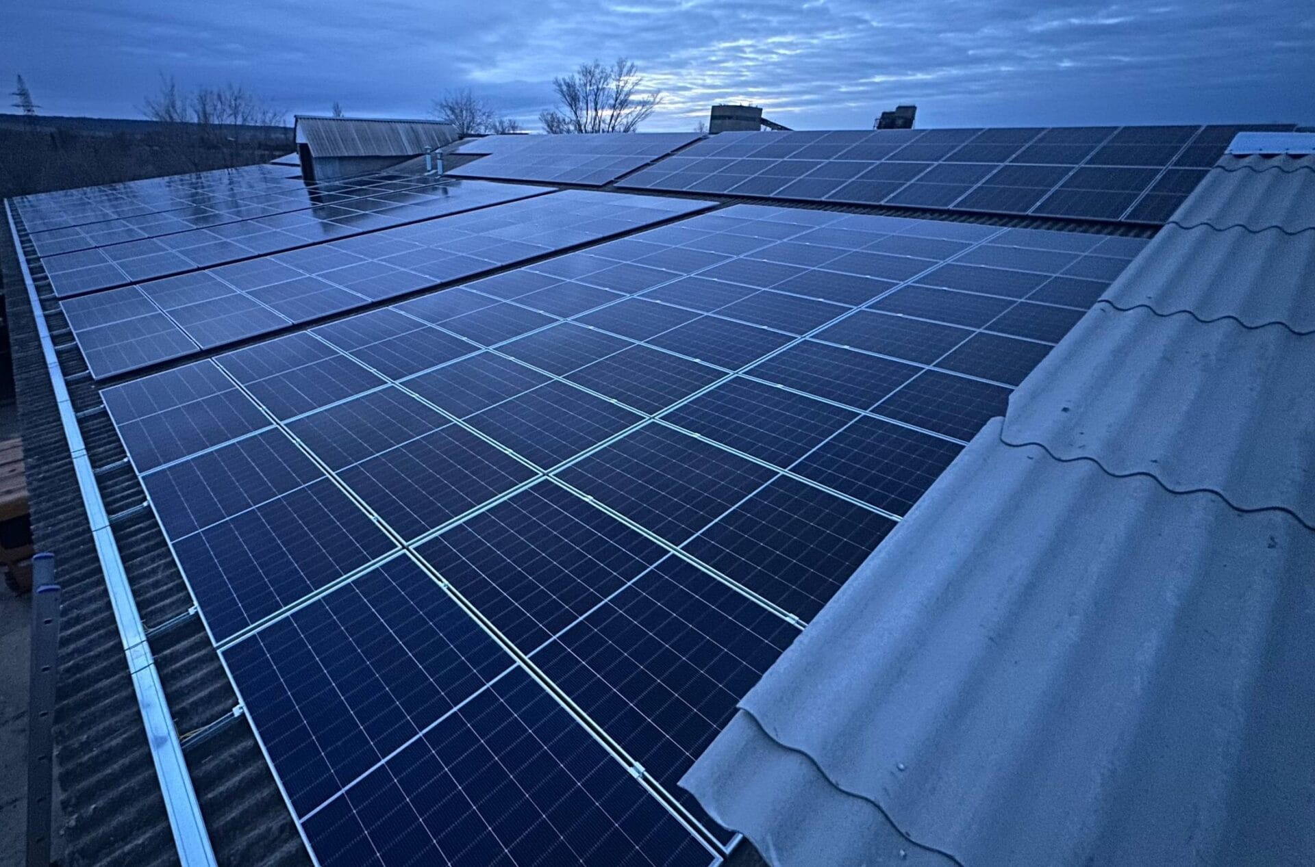 parcuri fotovoltaice, statie solara comerciala 170kw, panouri solare pret, E-Prime Moldova, instalare panouri solare B2B, energie verde, panouri fotovoltaice Varnița, panouri bifaciale Longi