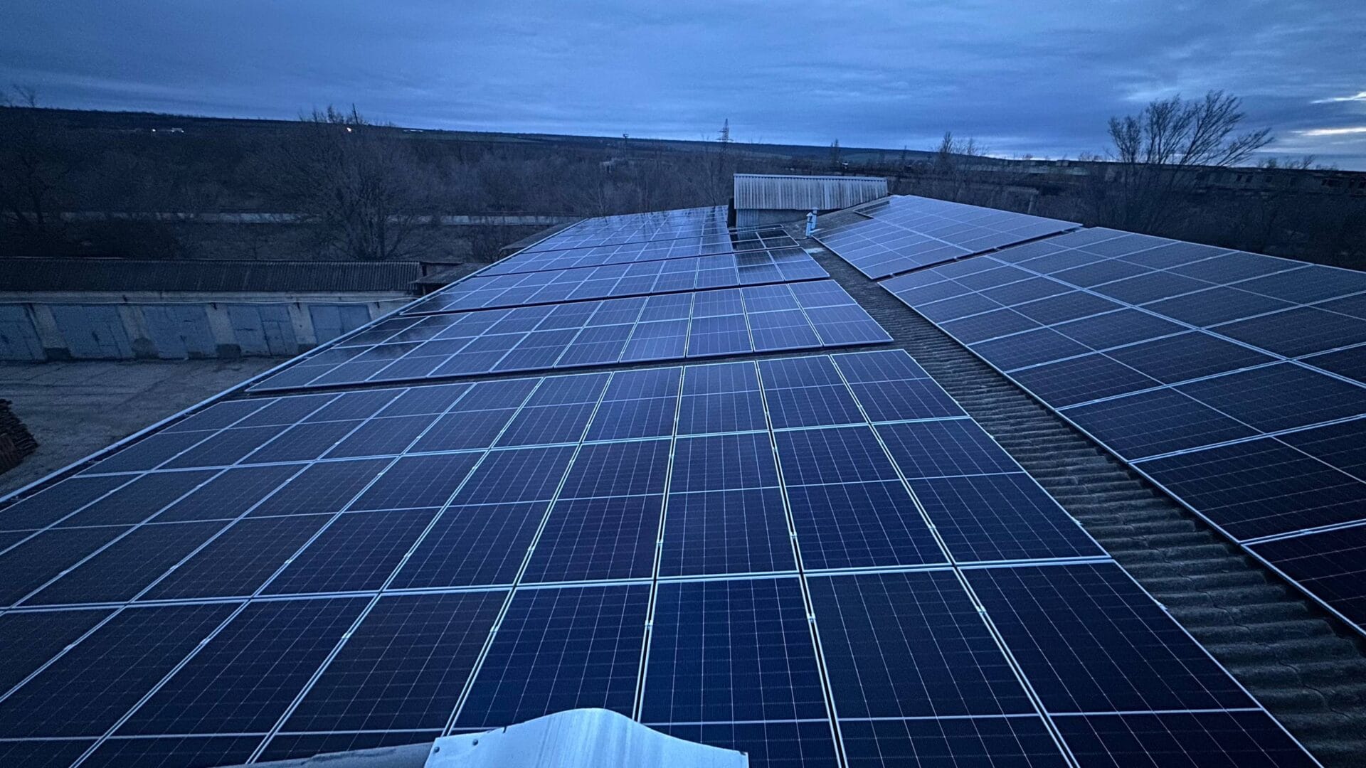 parcuri fotovoltaice, statie solara comerciala 170kw, panouri solare pret, E-Prime Moldova, instalare panouri solare B2B, energie verde, panouri fotovoltaice Varnița, panouri bifaciale Longi