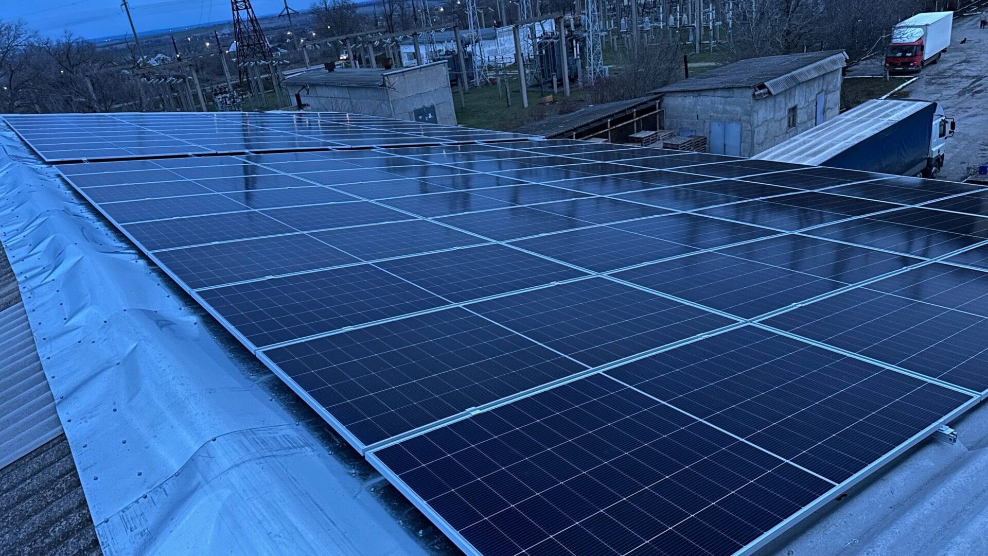 parcuri fotovoltaice, statie solara comerciala 170kw, panouri solare pret, E-Prime Moldova, instalare panouri solare B2B, energie verde, panouri fotovoltaice Varnița, panouri bifaciale Longi