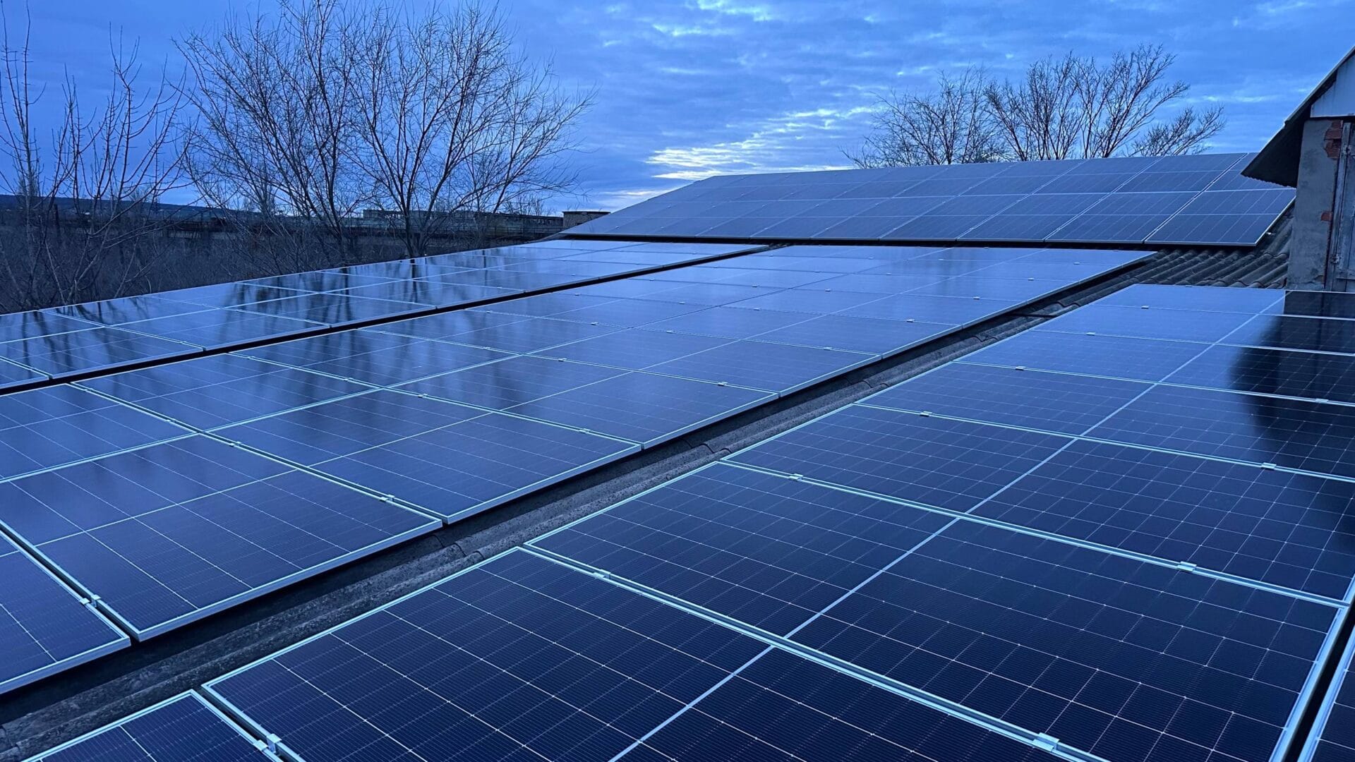 parcuri fotovoltaice, statie solara comerciala 170kw, panouri solare pret, E-Prime Moldova, instalare panouri solare B2B, energie verde, panouri fotovoltaice Varnița, panouri bifaciale Longi