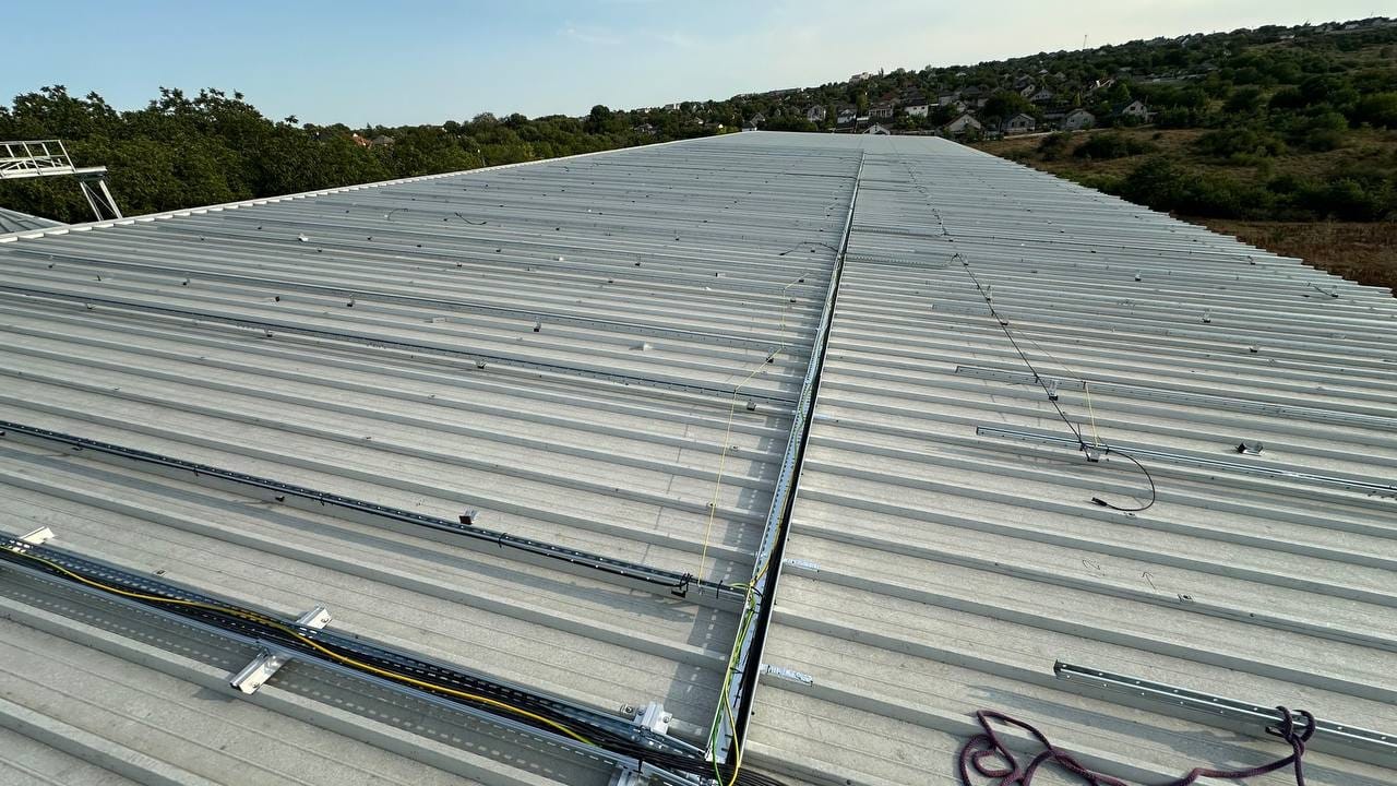 Standardul de inginerie E-Prime în acțiune: structură robustă din aluminiu, cabluri solare de 6mm protejate în tuburi metalice și panouri bifaciale premium utilizate la stația de 90 kW a SRL Pasăre Argintie