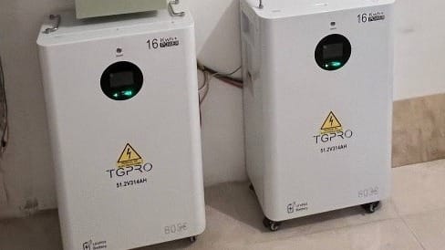 Două baterii LiFePO4 TGPRO de 16 kWh într-un sistem fotovoltaic hibrid instalat de ePrime