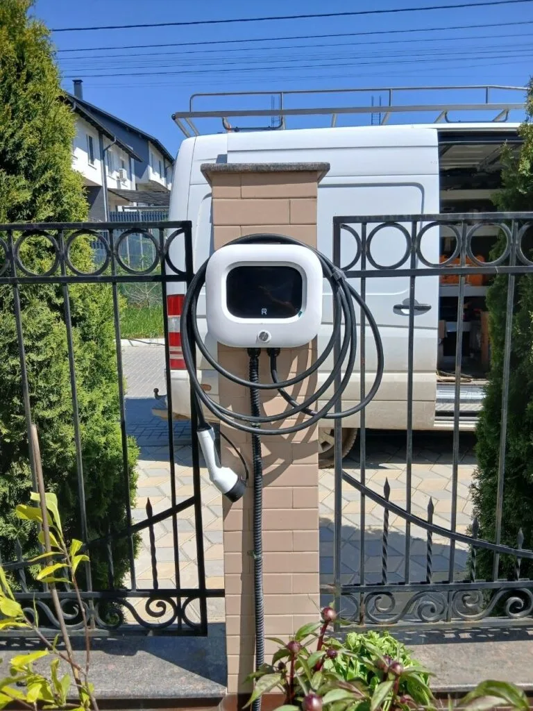 Stație de încărcare pentru mașina electrică montată de ePrime