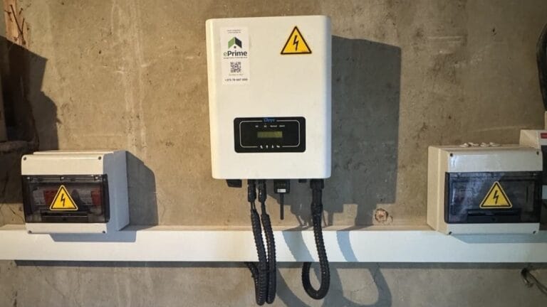 Invertor on-grid Deye 10 kW montat la interior, cu tablouri DC și AC