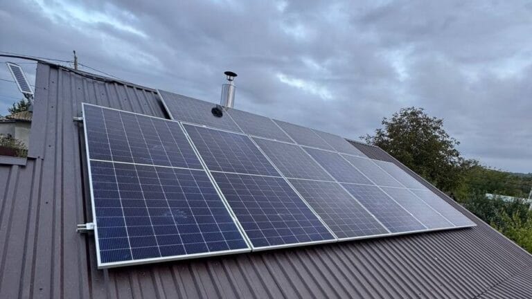 Kit fotovoltaic rezidențial: panouri solare montate pe acoperiș metalic — instalare ePrime