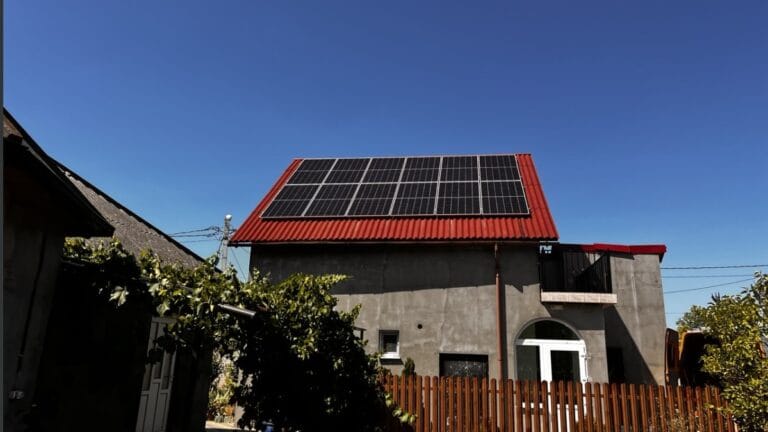 Kit fotovoltaic de 5 kW instalat pe acoperișul unei case, obiect real ePrime