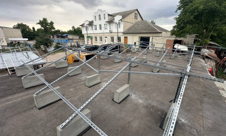 Structură de montaj din aluminiu cu balast din beton pentru panouri fotovoltaice pe acoperiș plat, instalare ePrime